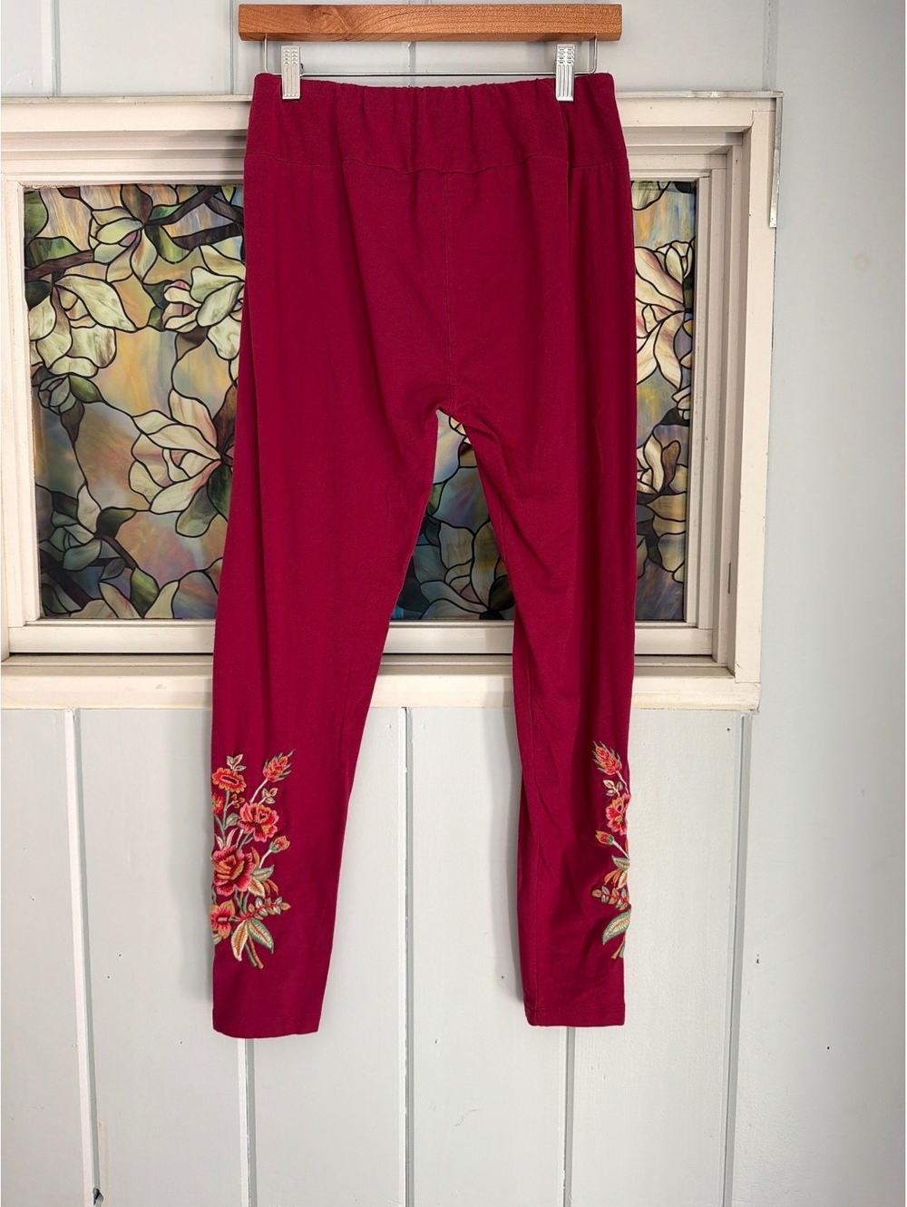 Apri Cornell maroon Leggings with Floral Embroidery Size M - Picture 2 of 3